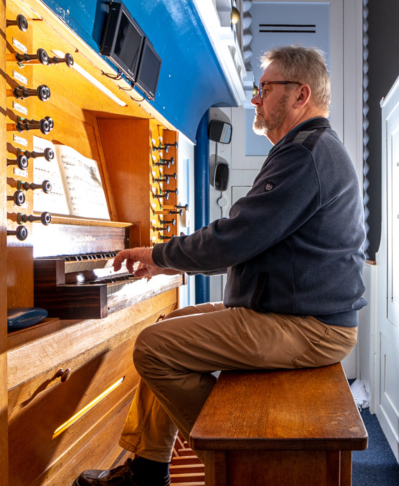 Bart speelt orgel in De Hoeksteen